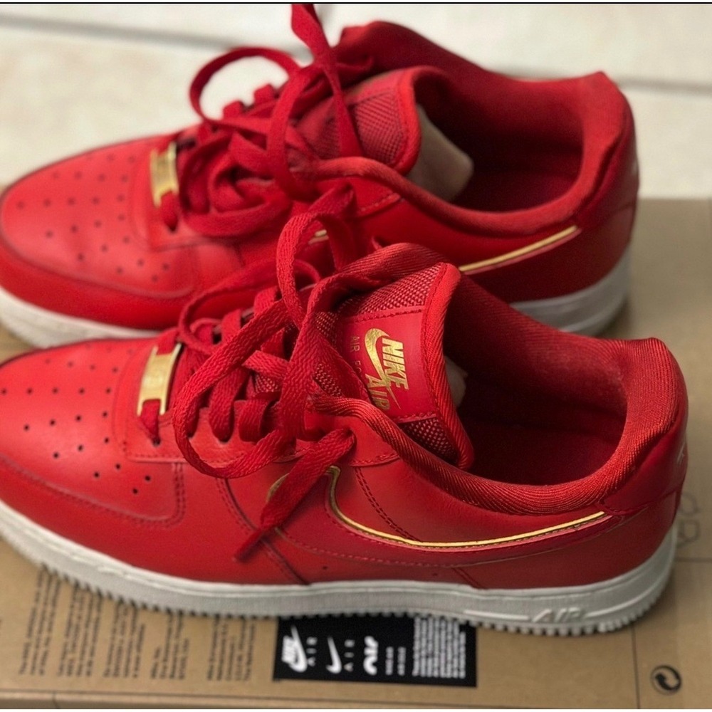 Nike Air Force 1 Low Icon Clash Womens 7.5 Red Gold Swoosh AO2132-602 2019 - Picture 2 of 6